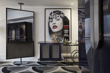 Sengetøy av topp kvalitet, dundyner, minibar og safe på rommet