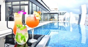 Een buitenzwembad, open van 10.00 uur tot 23.00 uur, en ligstoelen