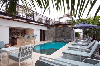 Piscine intérieure, piscine extérieure, parasols, chaises longues