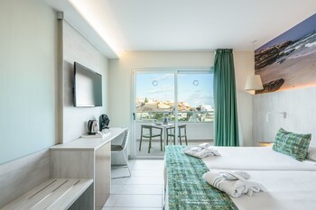 Minibar, bureau, chambres insonorisées, lits bébé (gratuits)