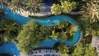 6 piscinas al aire libre, cabañas de piscina (de pago), sombrillas