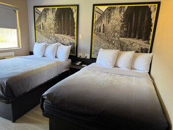 办公桌、笔记本电脑工作区、免费 WiFi、床单