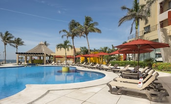 Piscina externa, funciona das 8h às 20h, guarda-sóis, espreguiçadeiras