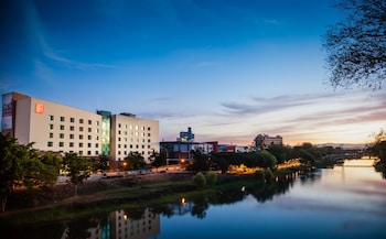 Vista frontal de la propiedad por la tarde o noche