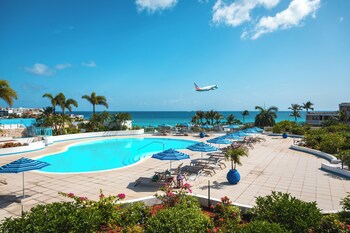 Outdoor pool, pool umbrellas, sun loungers