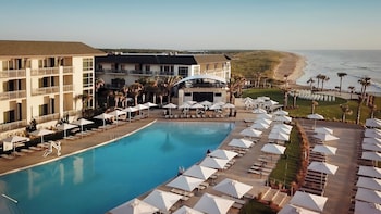 Outdoor pool, open 9:00 AM to 7:00 PM, sun loungers