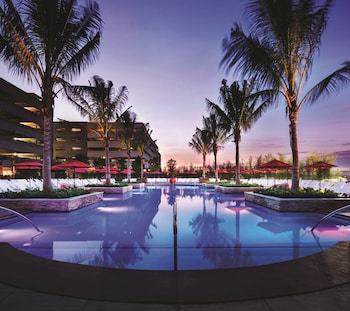 17 restaurants, breakfast, lunch, dinner served; Asian cuisine 