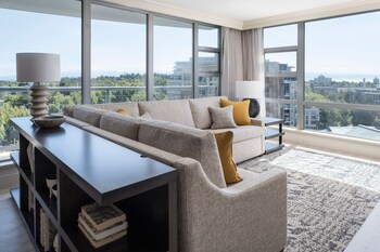 Premium bedding, in-room safe, desk, blackout drapes