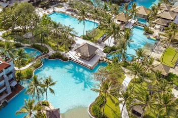 4 piscines extérieures, parasols de plage, chaises longues