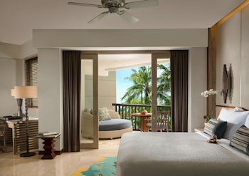 4 kolam renang terbuka, payung kolam, kerusi lepak pantai