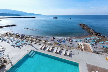 室外游泳池,10:00 至 18:00 开放,池畔遮阳伞,日光浴躺椅