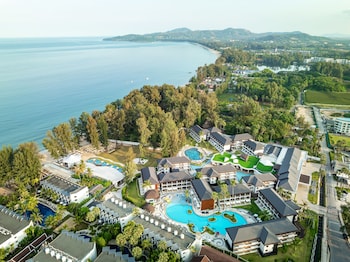 4 outdoor pools, pool loungers