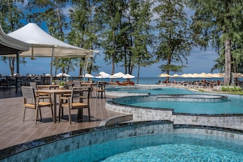 4 outdoor pools, pool loungers