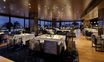 2 restaurantes, é servido almoço