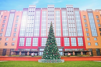 2 restaurants, breakfast, dinner served; international cuisine