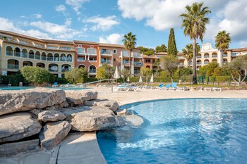 Een seizoensgebonden buitenzwembad en parasols bij het zwembad