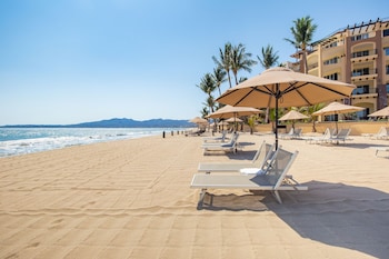 Piscine extérieure, parasols, chaises longues