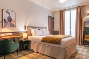 Bar mini, peti besi dalam bilik, meja, seterika/papan seterika