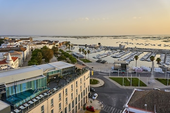 Piscine extérieure, chaises longues
