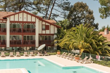 Appartement 6 personnes - 1 chambre + 1 coin nuit - Rénové | Aire de séjour | Téléviseur à écran plat, livres