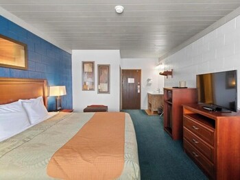 Phòng Deluxe | Bàn, khu vực làm việc phù hợp cho laptop, màn/rèm cản sáng