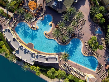 2 outdoor pools, pool loungers