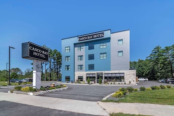 Escritorio, espacio para trabajar con laptop y cortinas blackout