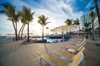 4 kolam renang outdoor, dengan payung kolam renang dan kursi berjemur