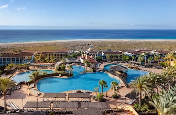 2 outdoor pools
