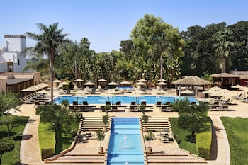 Private beach nearby, free beach shuttle, sun loungers, beach umbrellas