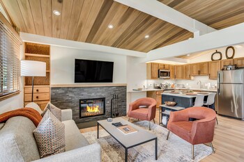 Interlude Premier 3-Bedroom 308 | Private kitchen | Full-size fridge, microwave, oven, stovetop