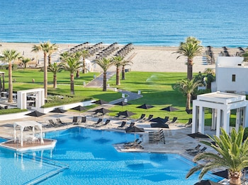 Piscine couverte, piscine extérieure, chaises longues