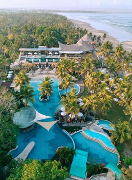 2 outdoor pools, sun loungers