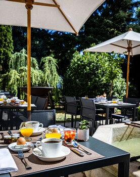 2 restaurants; lunch and dinner served