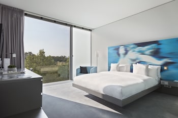 The Loft | Living area | 37-inch flat-screen TV with cable channels, TV