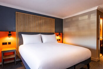 Breakfast, lunch, dinner served; international cuisine 