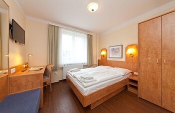 Hypo-allergenic bedding, desk, free WiFi, bed sheets