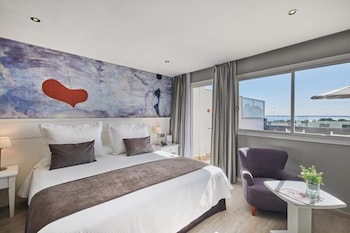 Beach nearby, free beach shuttle, sun loungers, beach umbrellas