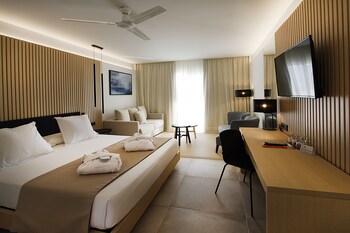 Innenpool, Außenpool, Sonnenschirme, Liegestühle