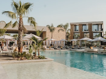 3 outdoor pools, open 10:00 AM to 7:00 PM, free cabanas, pool umbrellas