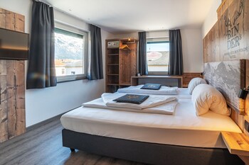 Chambre familiale | Literie hypoallergénique, coffre-fort pour ordinateur portable, bureau
