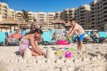 4 piscines extérieures, parasols de plage, chaises longues
