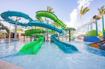 4 outdoor pools, pool umbrellas, pool loungers