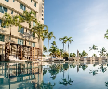 Outdoor pool, free cabanas, sun loungers