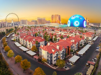 5 buitenzwembaden, ligstoelen bij het zwembad