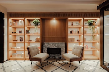 Fachada de la propiedad por la tarde o noche