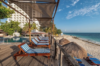 Sulla spiaggia, sabbia bianca, lettini da mare, ombrelloni
