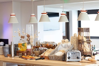 Desayuno buffet (EUR 14.9 por persona) 