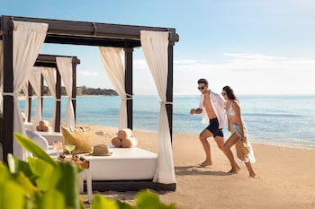 3 piscines extérieures, cabanas (supplément), parasols