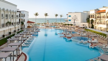 3 piscinas externas, barracas, guarda-sóis